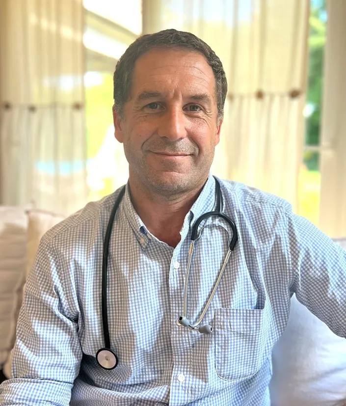 Dr. Alan Hughes – Pediatra | Atención a domicilio y seguimiento en primera infancia
